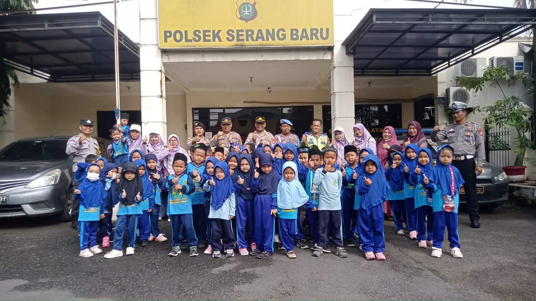 Anak-anak dan guru berfoto di depan Polsek Serang Baru